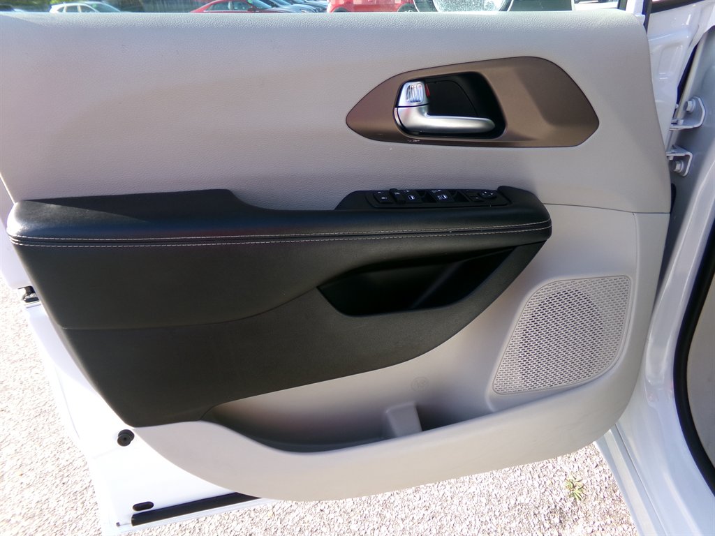 2022 Chrysler Voyager - $22,964