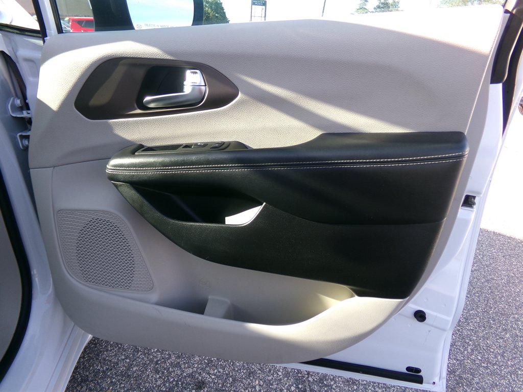 2022 Chrysler Voyager - $22,964