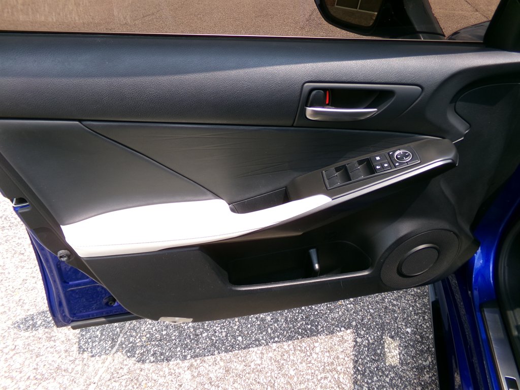 2021 Lexus IS