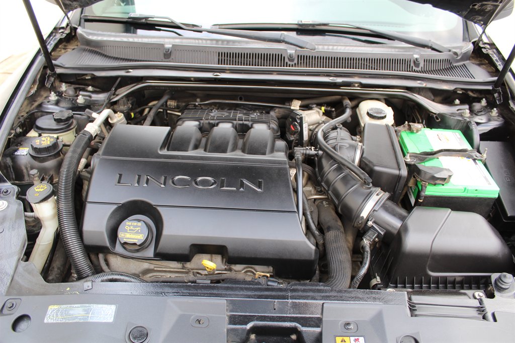 2011 Lincoln MKS photo
