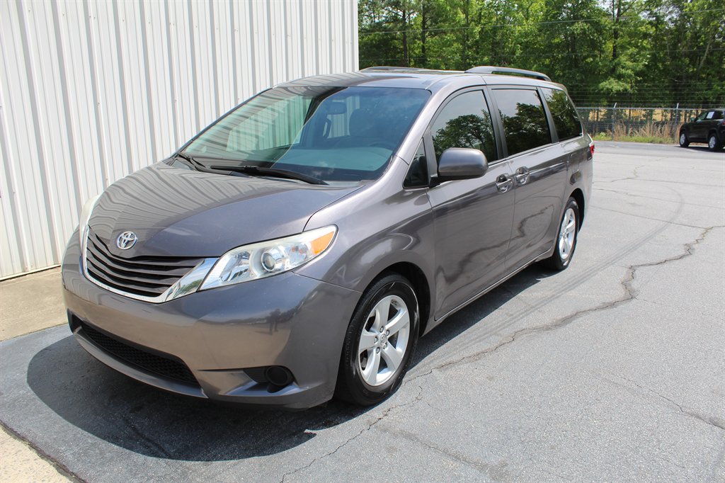 2015 Toyota Sienna - $8,290