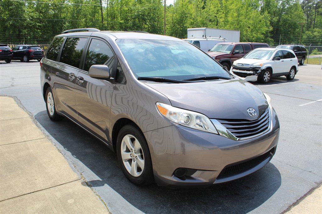 2015 Toyota Sienna - $8,290