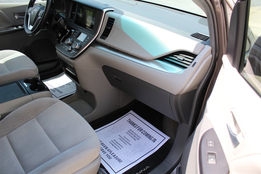 2015 Toyota Sienna - $8,290