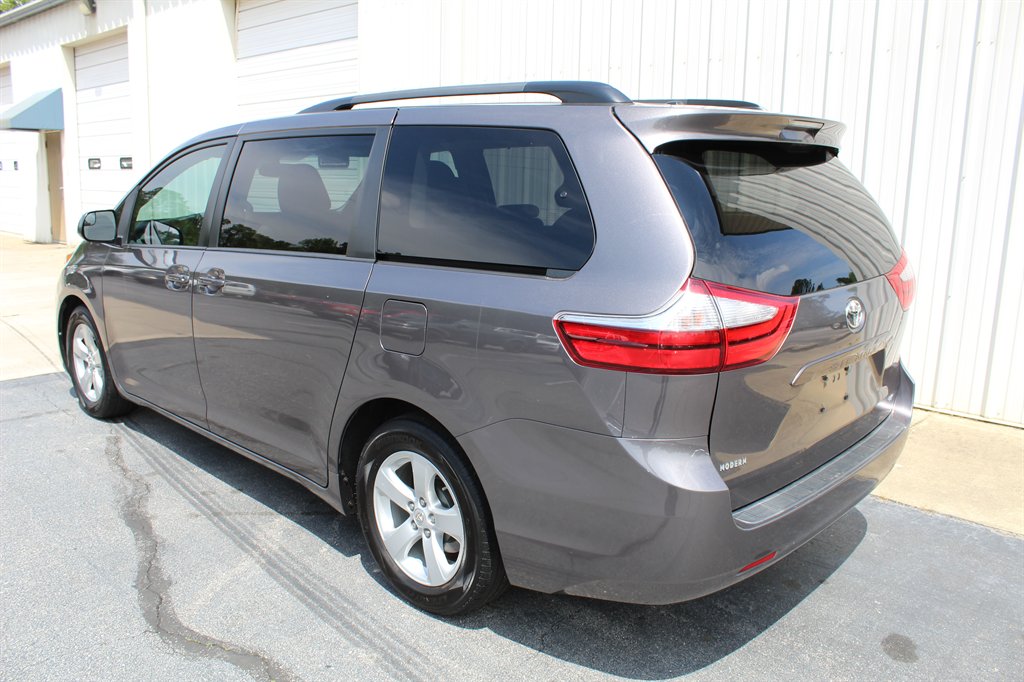 2015 Toyota Sienna - $8,290