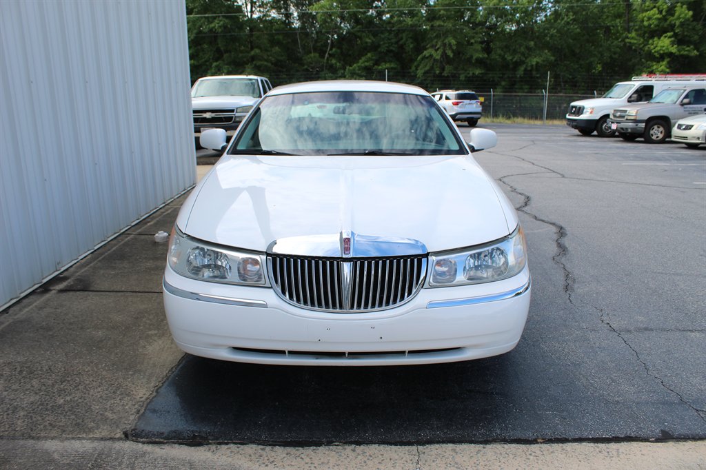 2000 Lincoln Town Car - $7,900