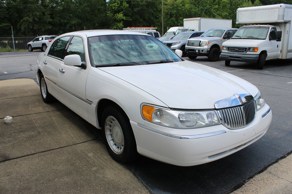 2000 Lincoln Town Car - $7,900