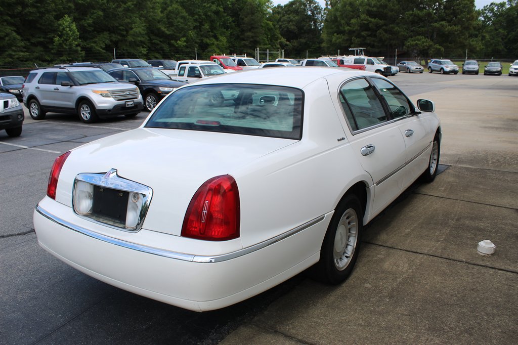 2000 Lincoln Town Car - $7,900