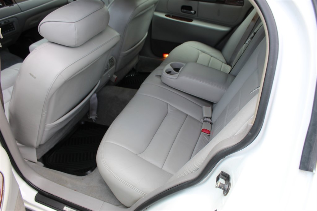 2000 Lincoln Town Car - $7,900