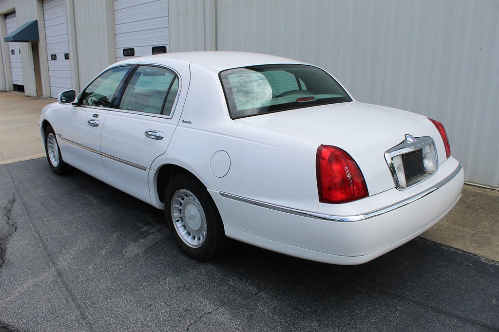 2000 Lincoln Town Car - $7,900