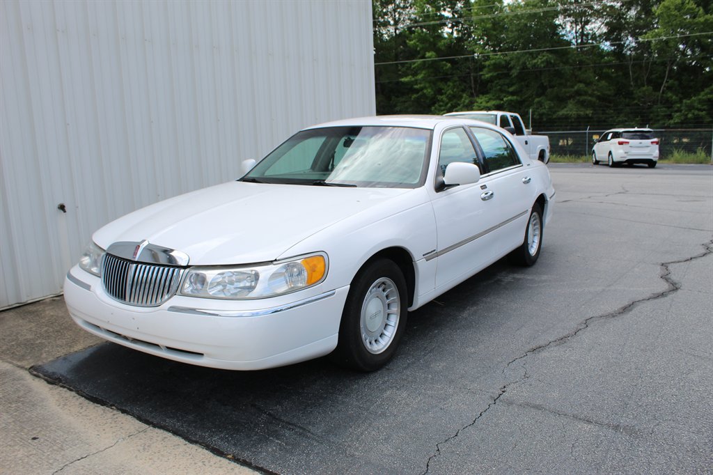 2000 Lincoln Town Car - $7,900