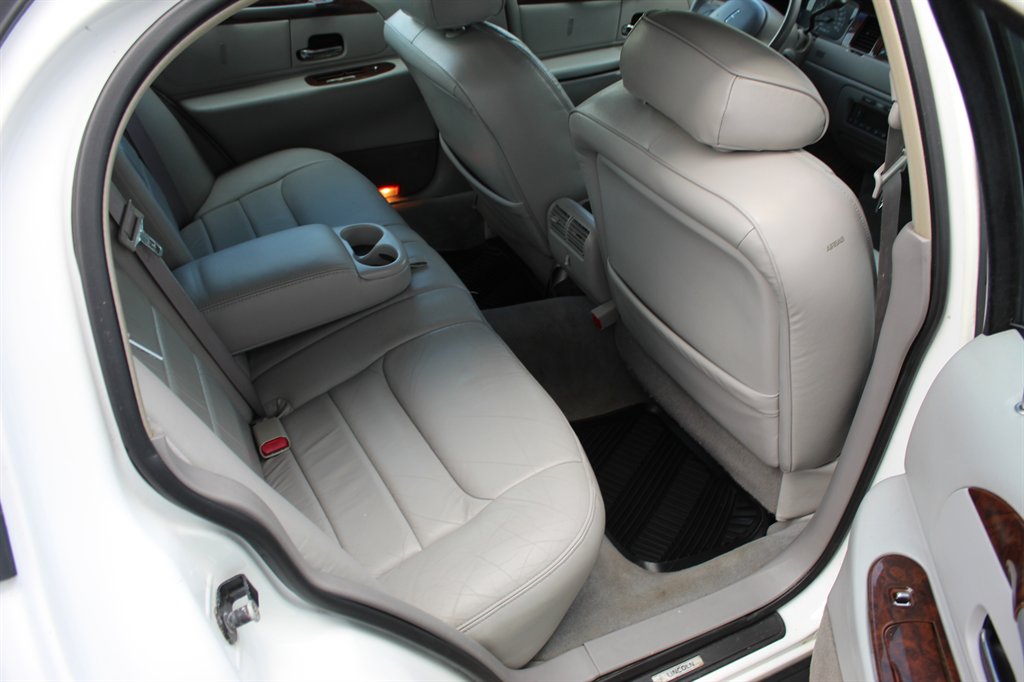 2000 Lincoln Town Car - $7,900