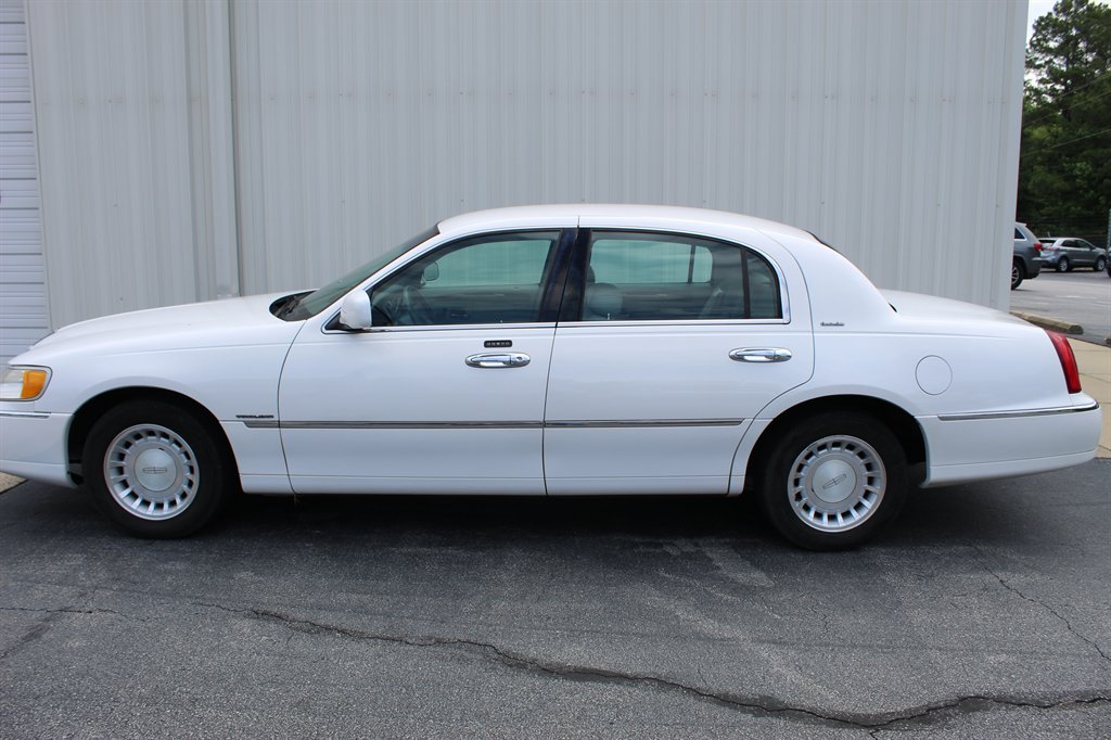 2000 Lincoln Town Car - $7,900