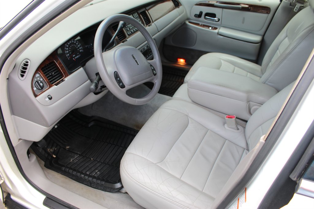 2000 Lincoln Town Car - $7,900