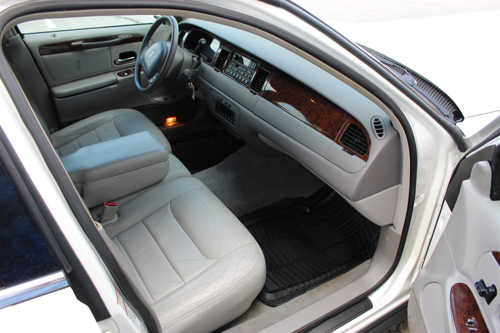 2000 Lincoln Town Car - $7,900