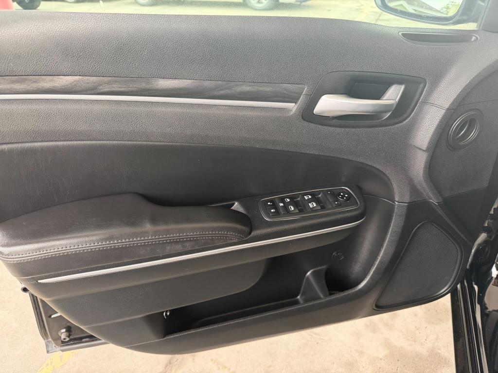 2018 Chrysler 300 - $10,900