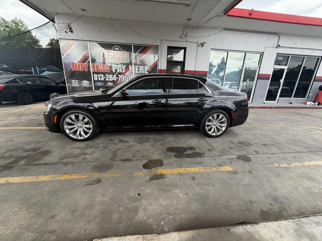 2018 Chrysler 300 - $10,900