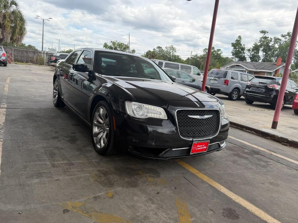 2018 Chrysler 300 - $10,900