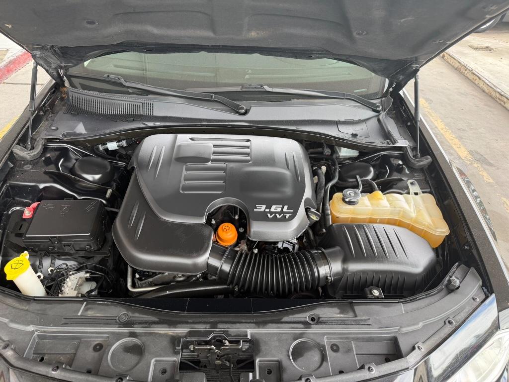 2018 Chrysler 300 - $10,900