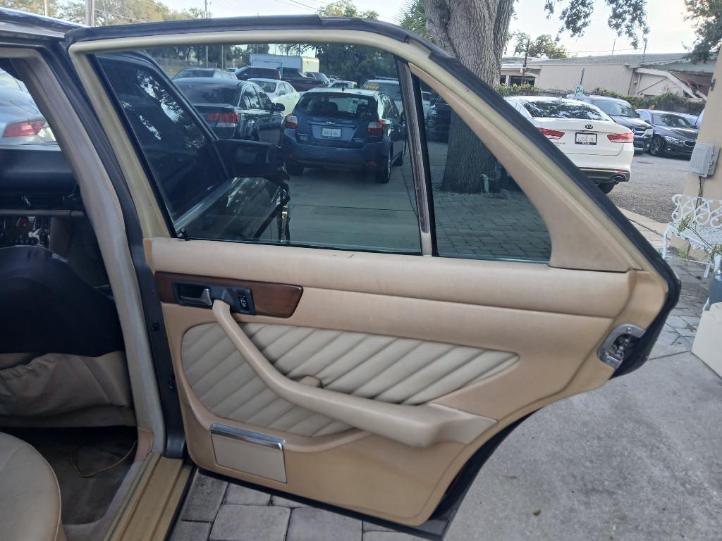 1989 Mercedes-Benz 300 - $1,500