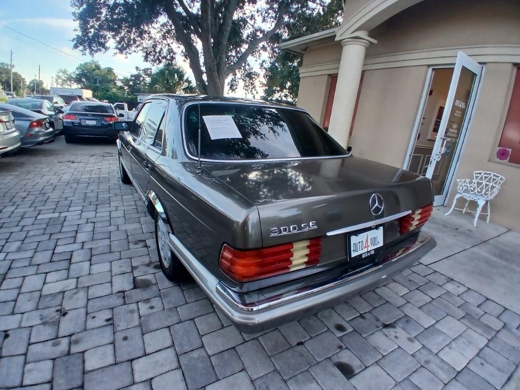 1989 Mercedes-Benz 300 - $1,500