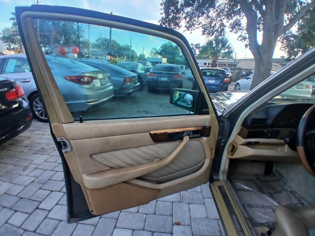 1989 Mercedes-Benz 300 - $1,500