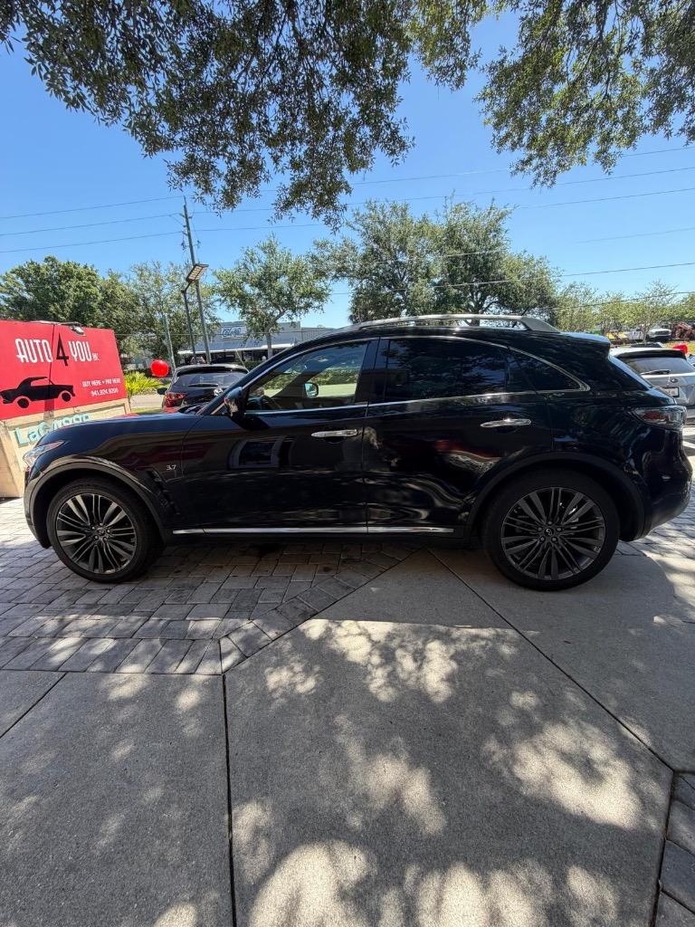 2017 INFINITI QX70
