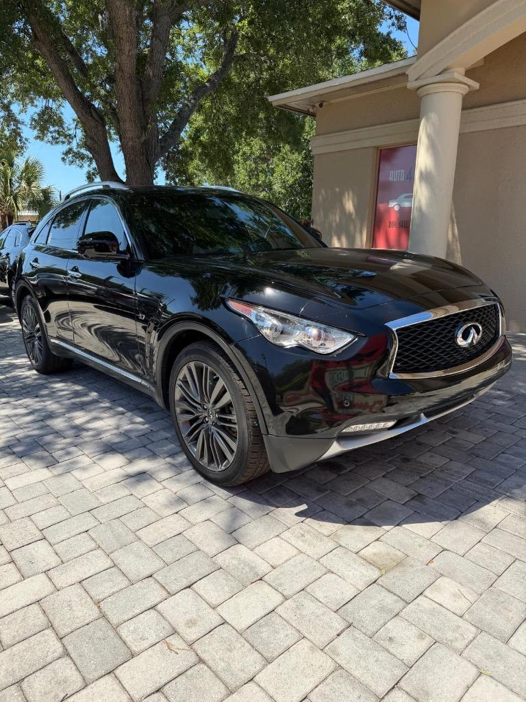 2017 INFINITI QX70