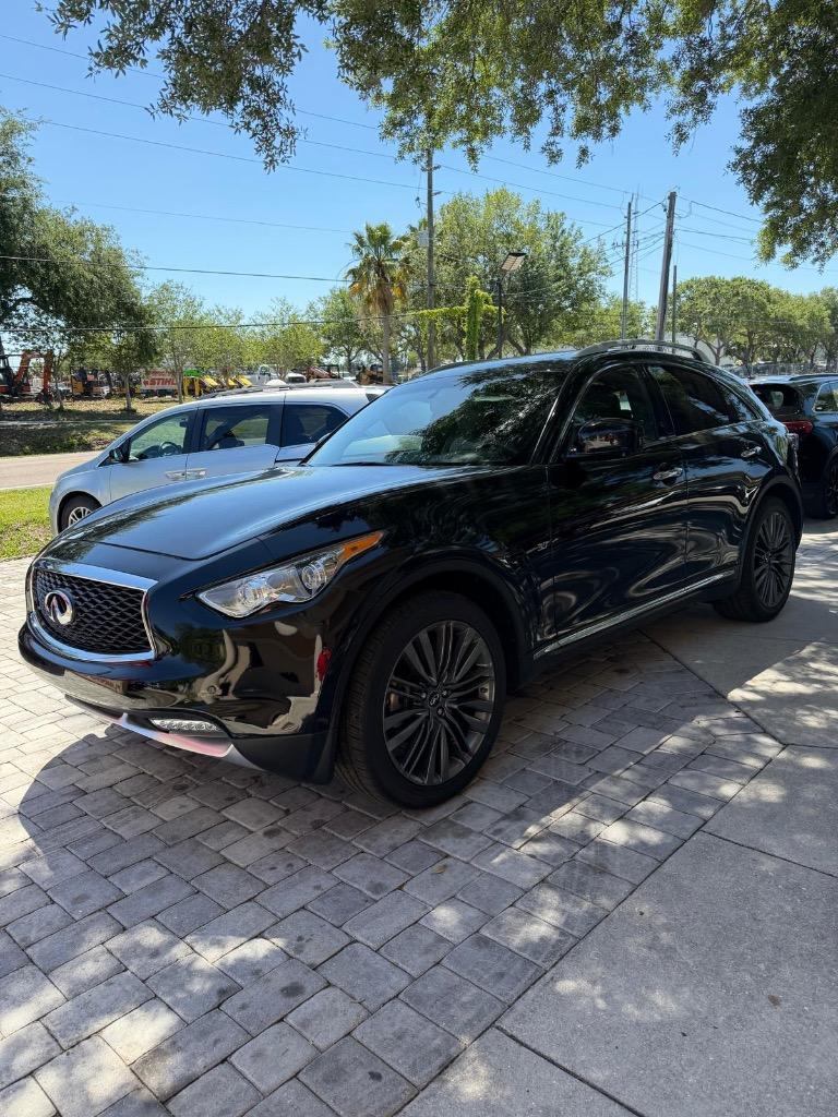 2017 INFINITI QX70