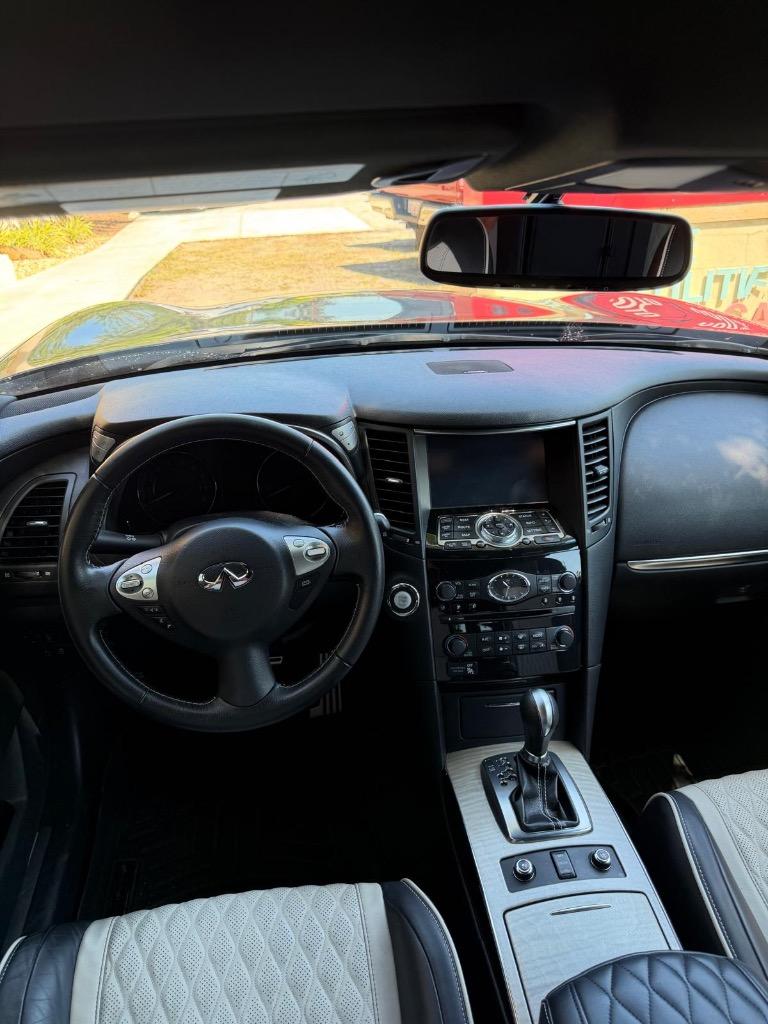 2017 INFINITI QX70