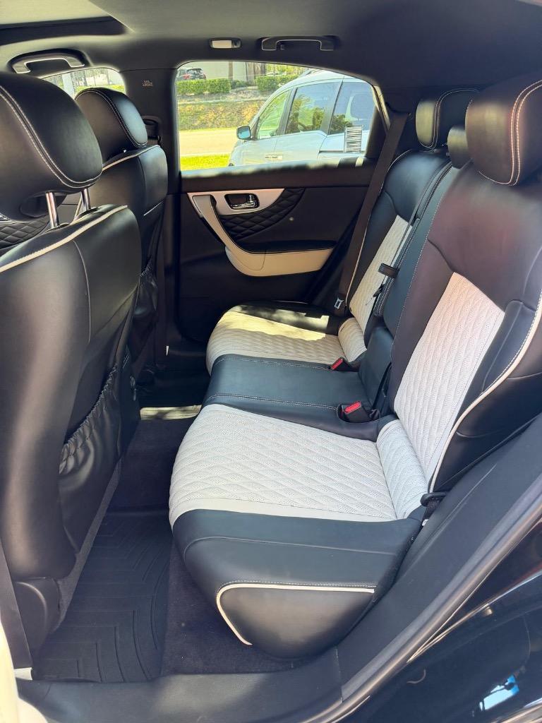 2017 INFINITI QX70