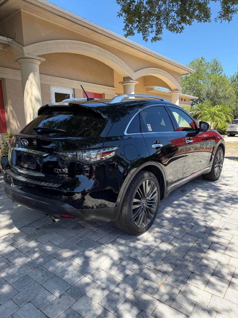 2017 INFINITI QX70