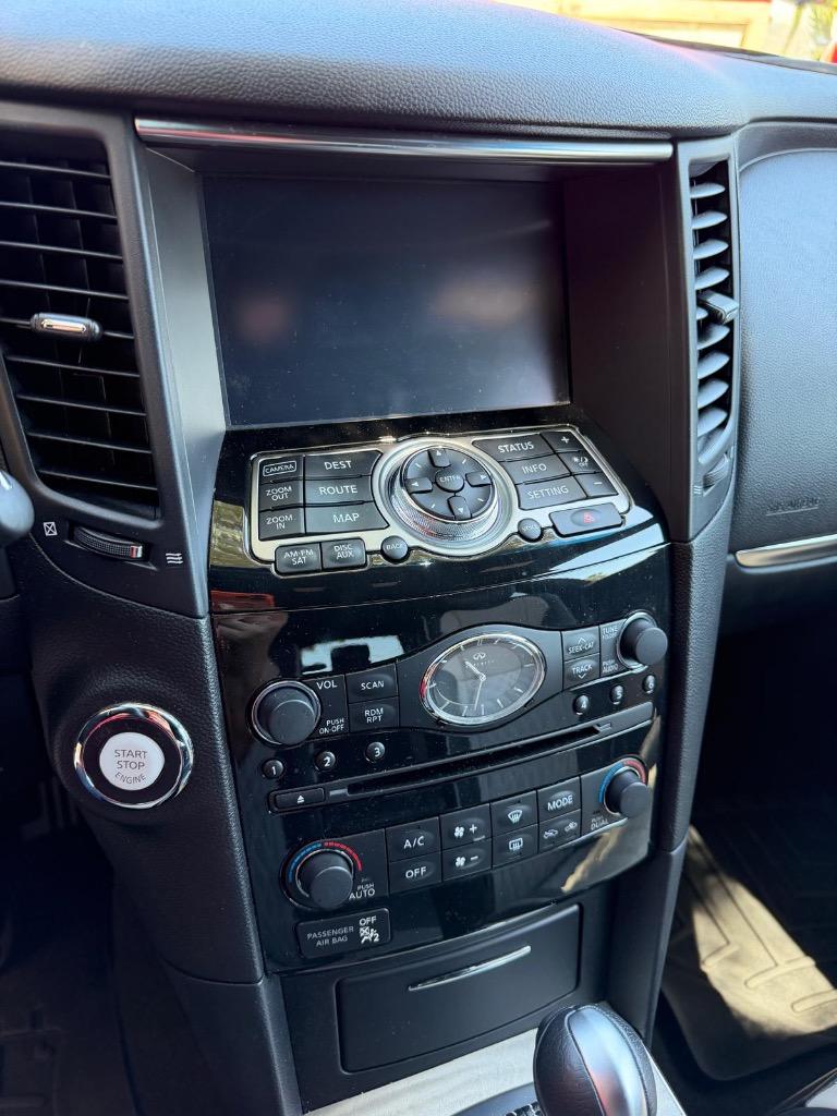 2017 INFINITI QX70