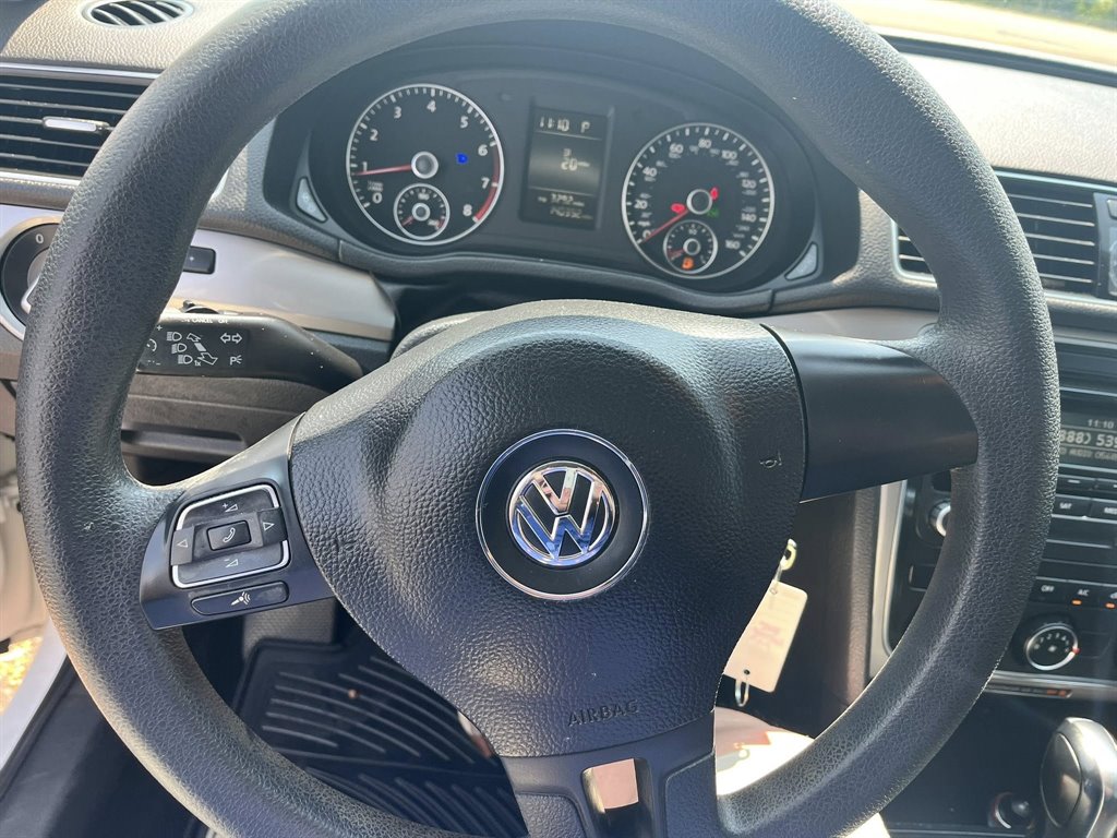 2013 Volkswagen Passat S photo
