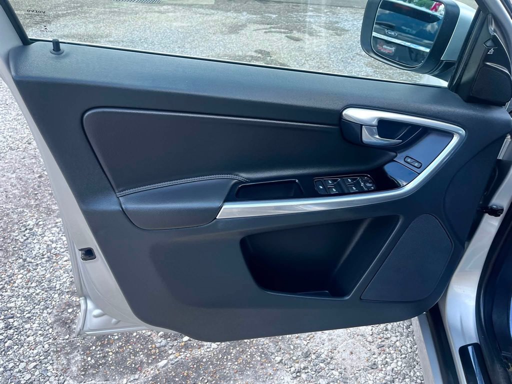 2016 Volvo XC60 - $9,950
