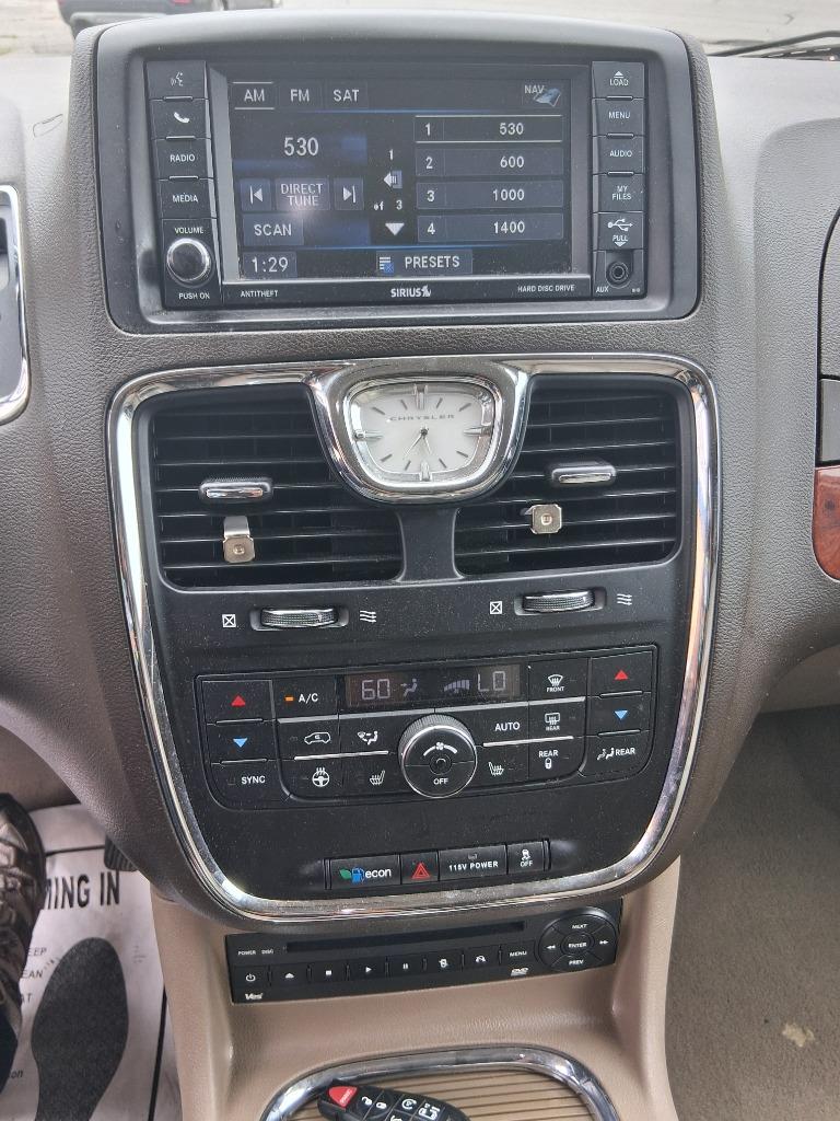 2013 Chrysler Town And Country - $4,995