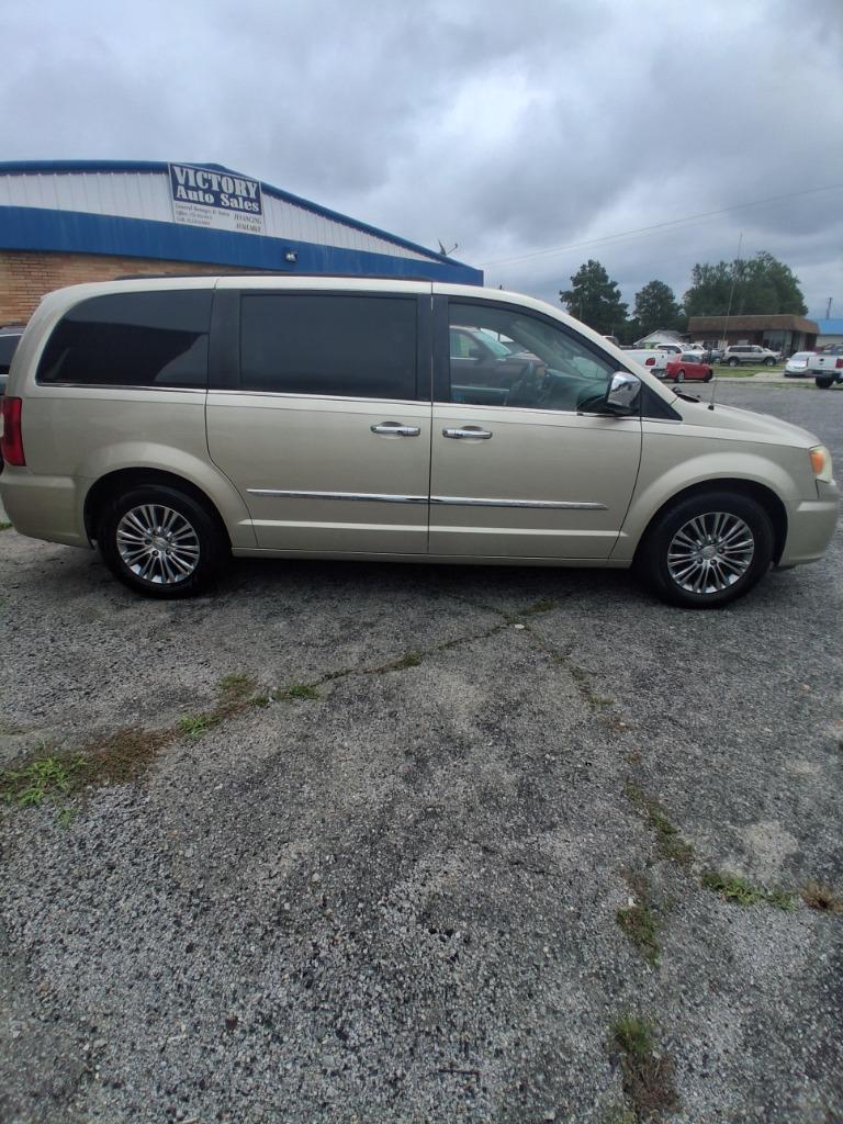 2013 Chrysler Town And Country - $4,995