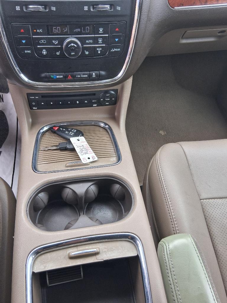2013 Chrysler Town And Country - $4,995