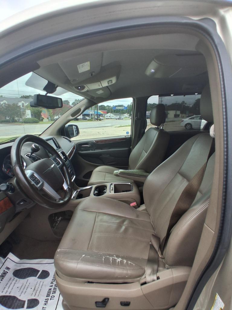 2013 Chrysler Town And Country - $4,995