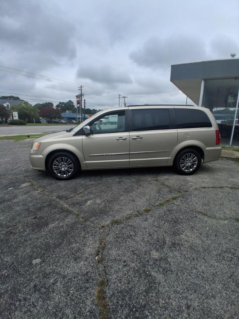 2013 Chrysler Town And Country - $4,995