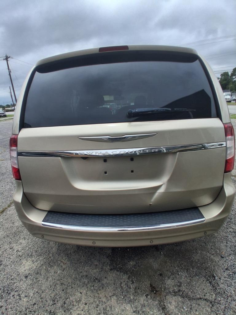 2013 Chrysler Town And Country - $4,995