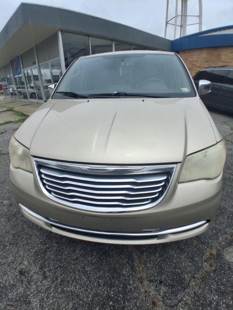 2013 Chrysler Town And Country - $4,995