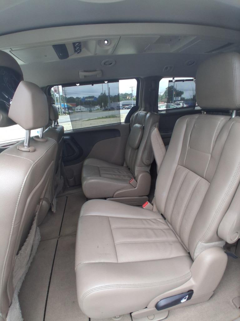2013 Chrysler Town And Country - $4,995