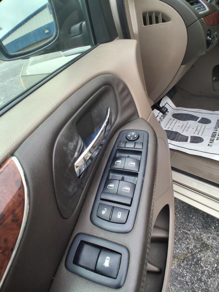 2013 Chrysler Town And Country - $4,995