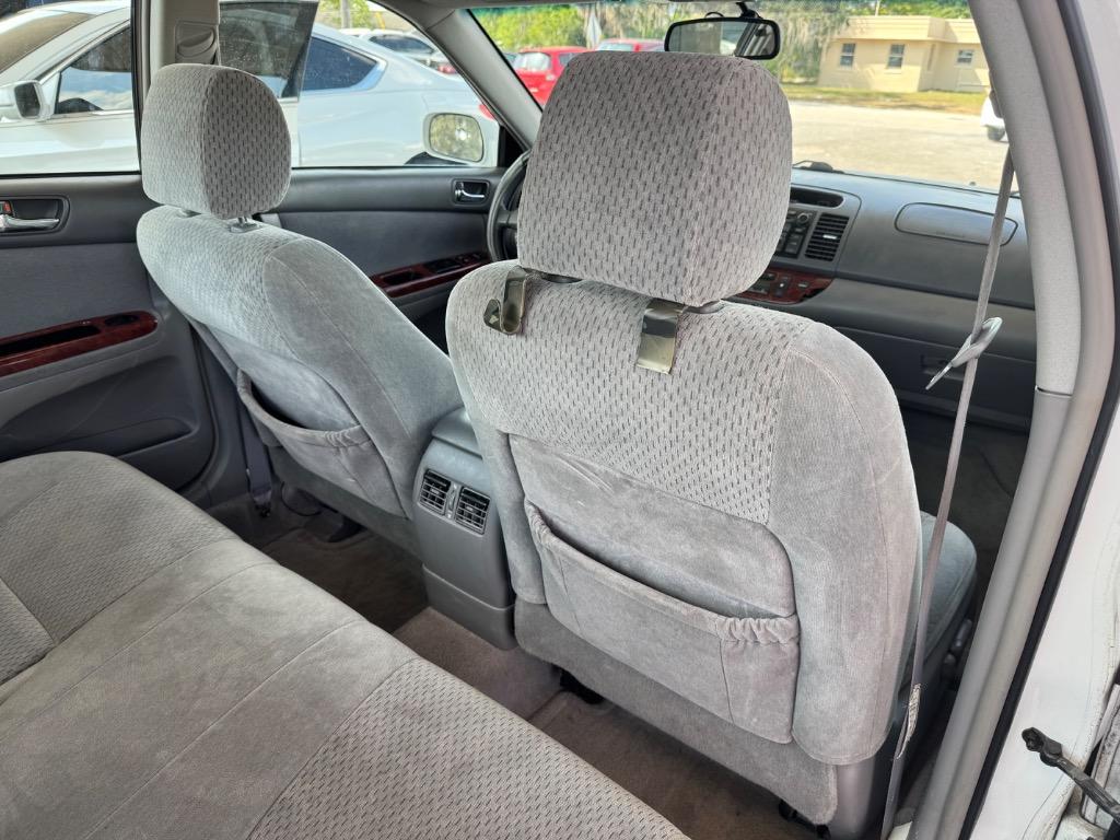 2004 Toyota Camry LE photo