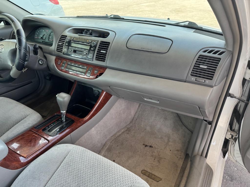 2004 Toyota Camry LE photo