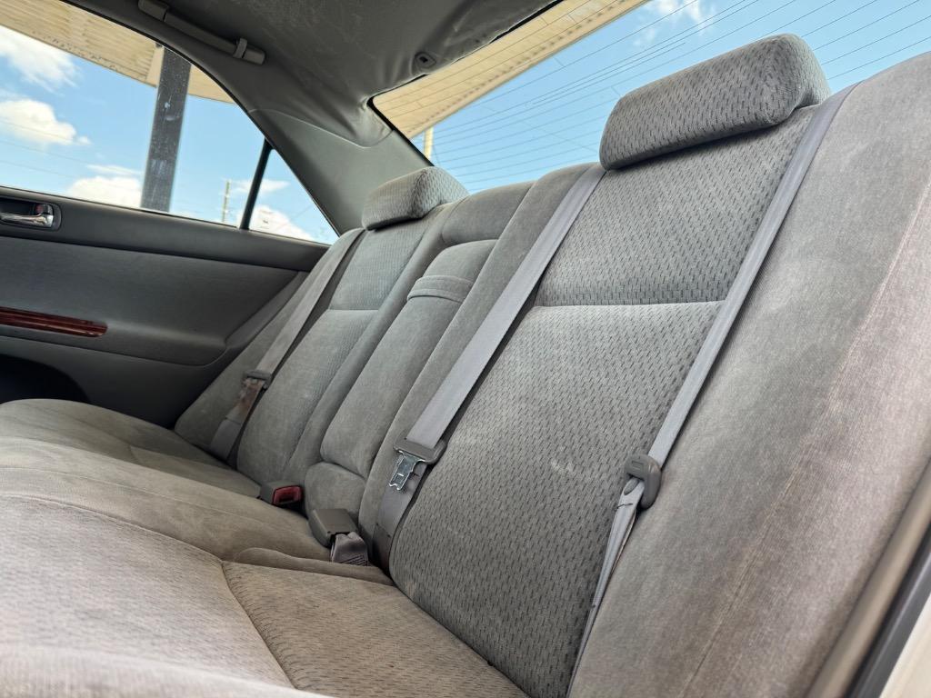 2004 Toyota Camry LE photo