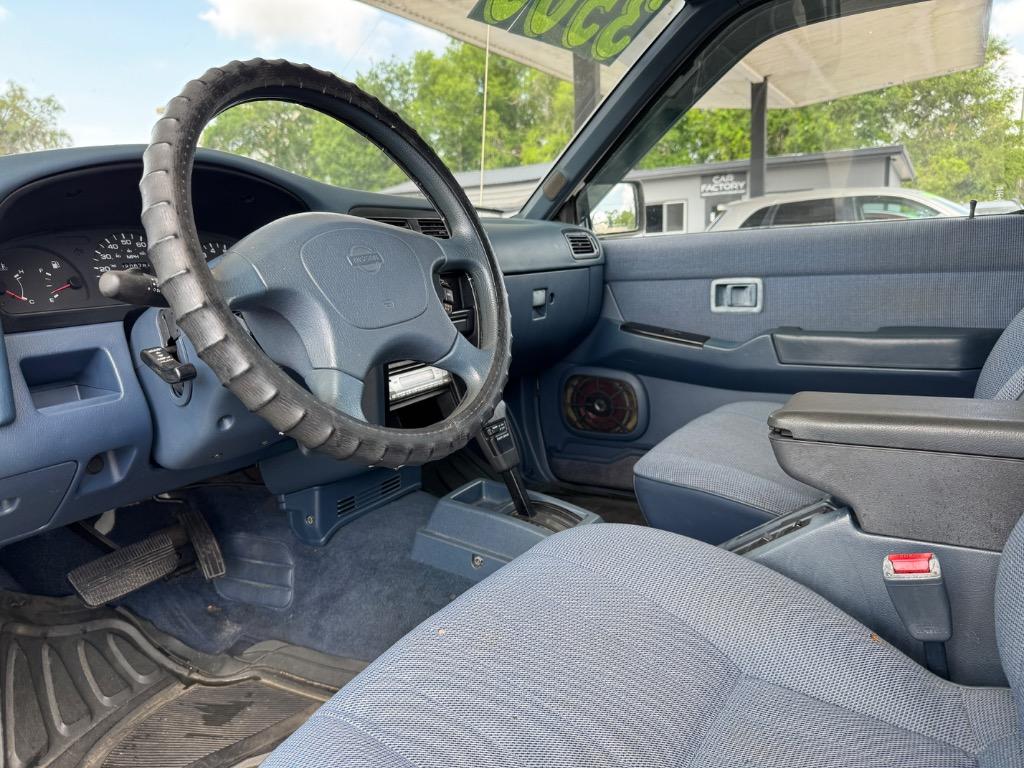 1995 Nissan Pathfinder LE photo