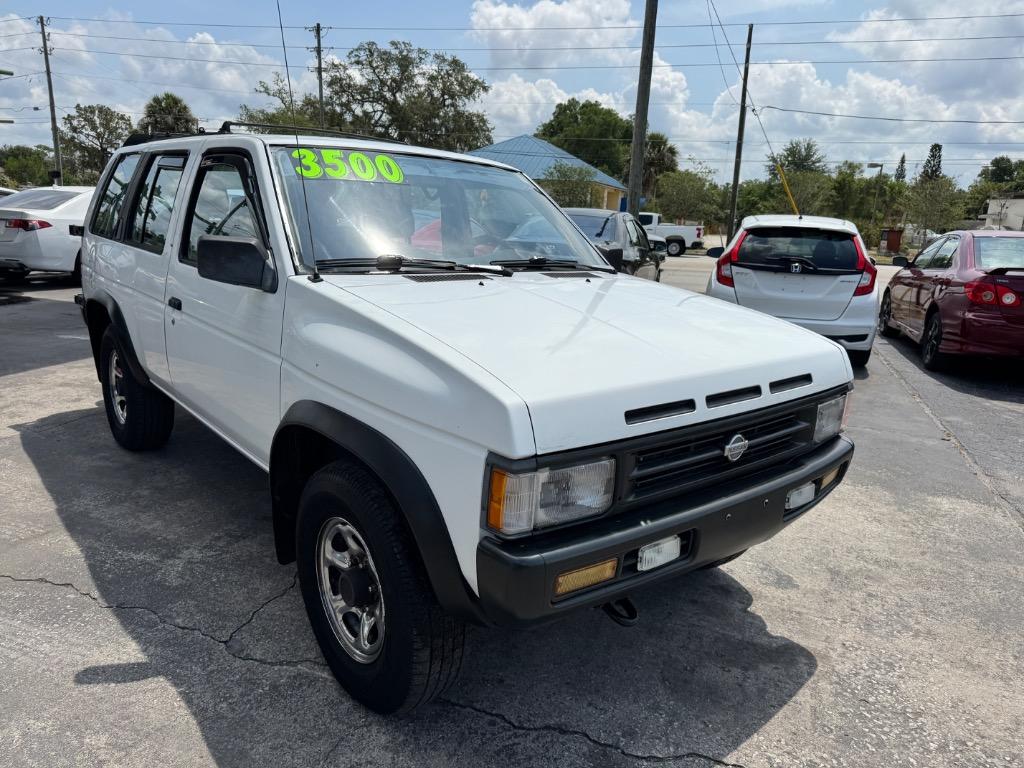 1995 Nissan Pathfinder LE photo