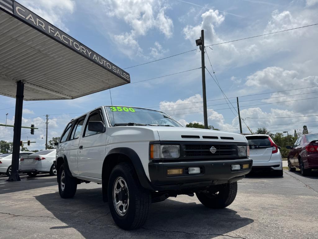 1995 Nissan Pathfinder LE photo