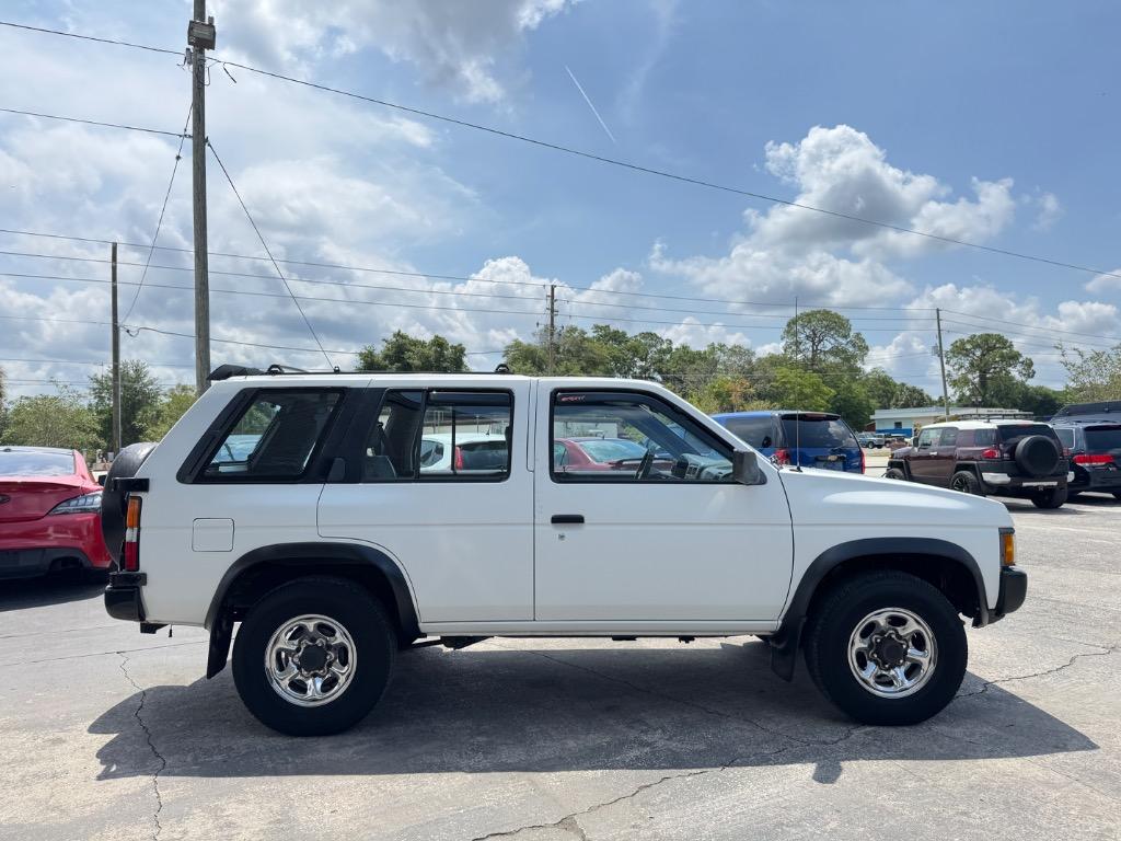 1995 Nissan Pathfinder LE photo